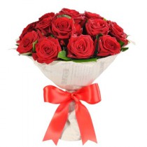 Класичний букет з 15 червоних троянд.